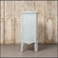 Armoire en bois robuste et élégante pour un rangement et une décoration polyvalents