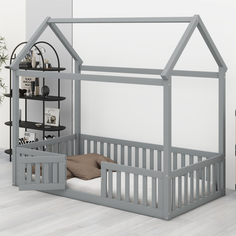 Lit en bois avec clôture et porte, gris