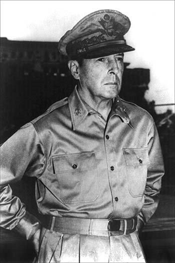 General douglas macarthur-reproduction de photo, H 42 po x l 28 po x P 1,5 po