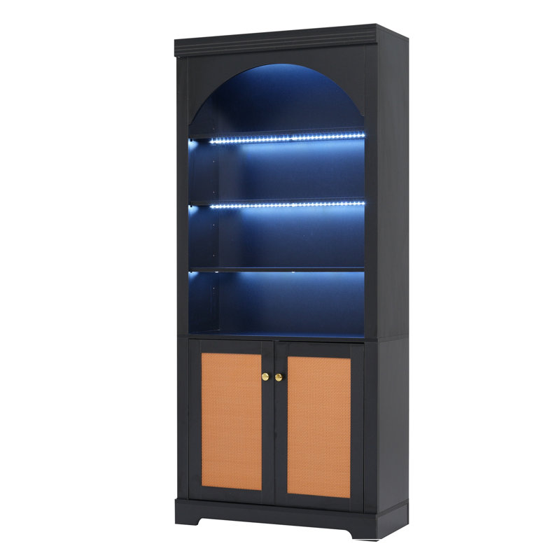 Éclairage à DEL Stanwell avec portes en rotin et tablettes réglables ouvertes