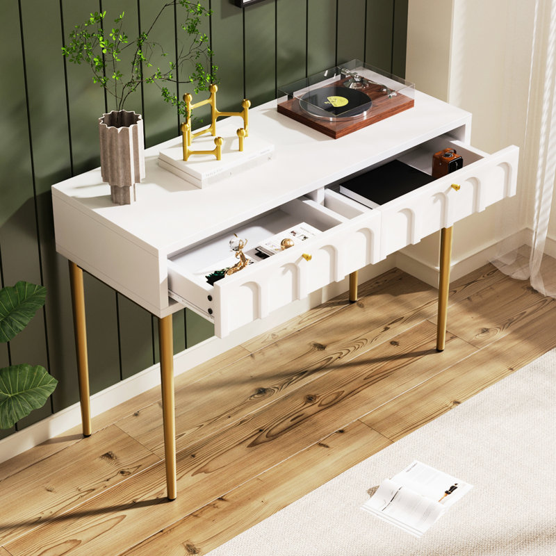Table à langer moderne avec look blanc crème et pieds en métal avec deux espaces de rangement élégants