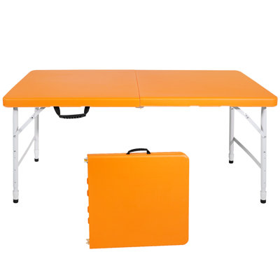 Table pliante portative orange de 4 pi, idéale pour le camping et les loisirs en plein air. Fabriqué avec des matériaux solides - acier et plastique. Plateau de table imperméable et facile. Pliable et ferme. Dimensions: L 49,81 po