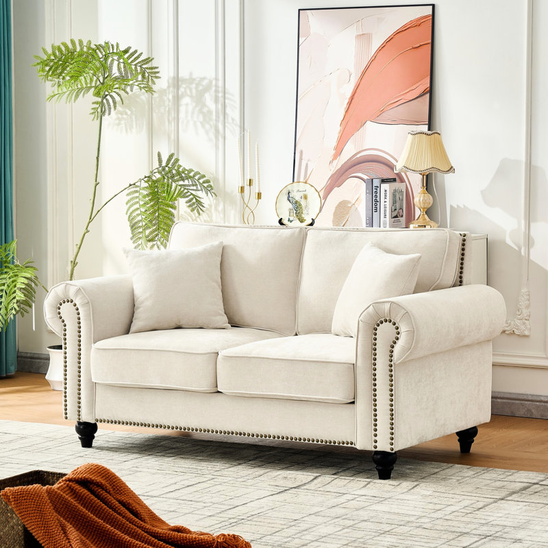Chenille moderne de 63 pouces à 2 places avec accoudoirs roulés, pieds en bois et garniture cloutée en beige pour les espaces de vie principaux, mousse rembourrée à haute densité, matériau doux semblable au velours, structure solide, accoudoir incurvé