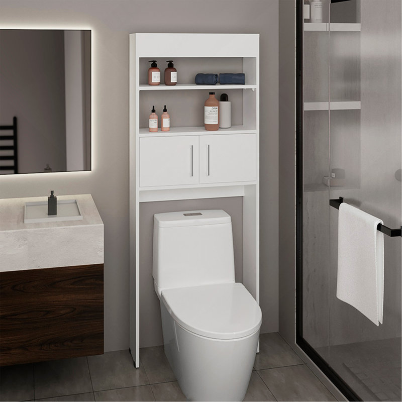 Au-dessus de l'armoire de toilette, double porte, deux tablettes blanches