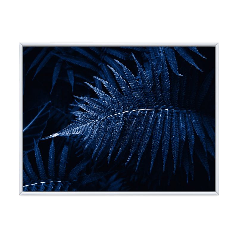 Feuilles tropicales en bleu classique - photographie sur toile, H 30 po x l 40 po, Cadre flottant blanc