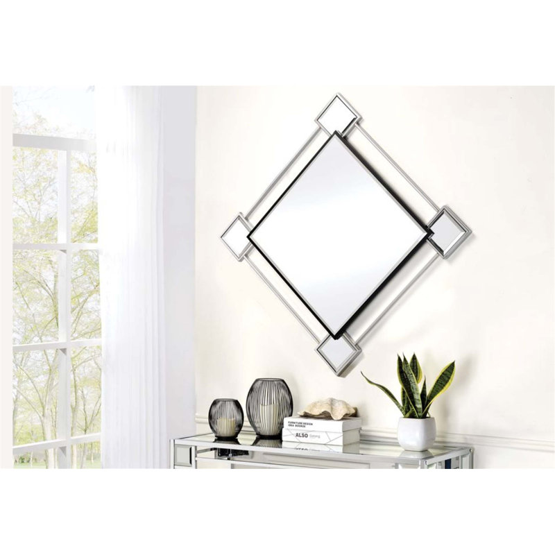 Miroir décoratif Asbury avec miroir et finition chromée, parfait pour un décor moderne et un placement polyvalent, rehaussant l'élégance et le style de toute pièce.