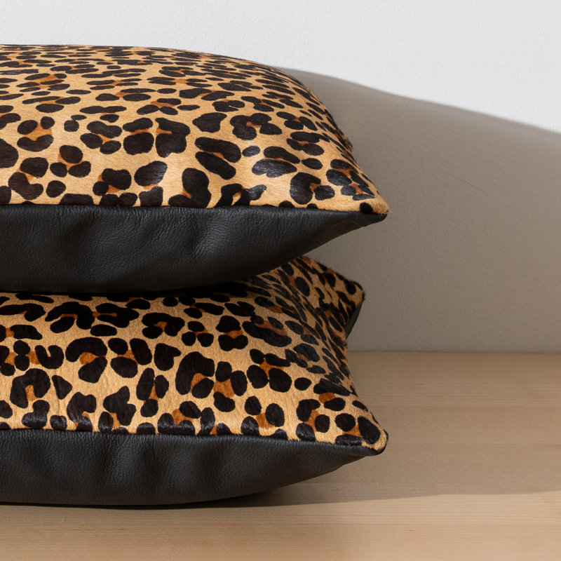 Coussin en peau de vache à imprimé léopard