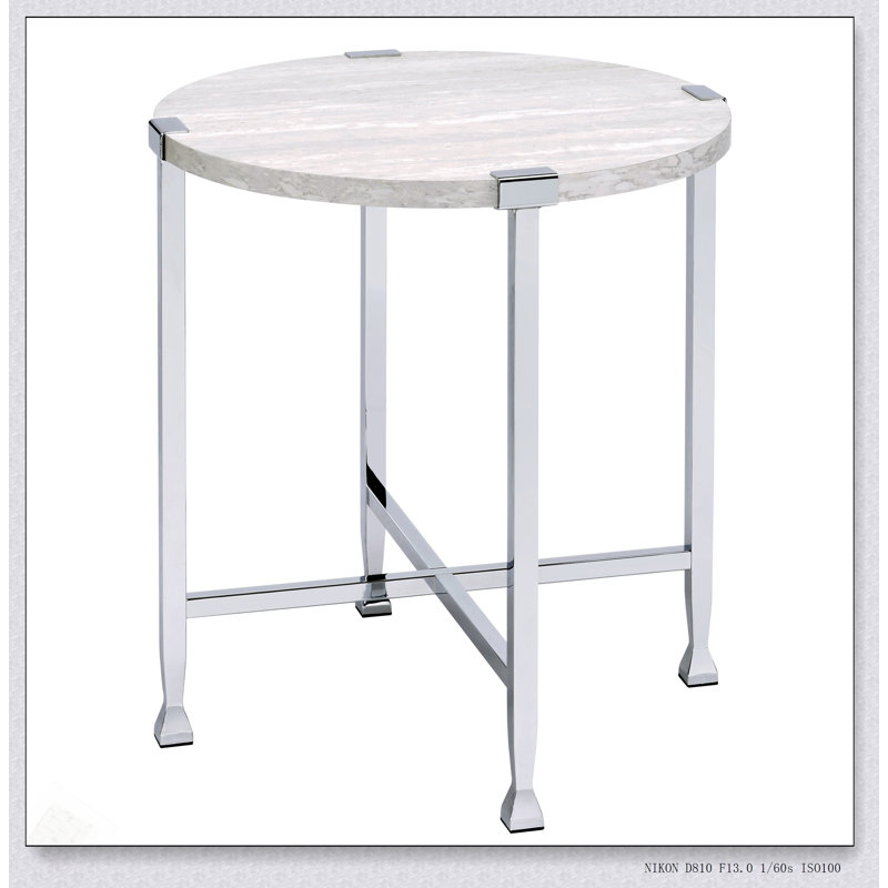 Table de bout en chêne blanc et chrome avec base en forme de X, alliant charme industriel et fonctionnalité moderne pour tout espace de vie.