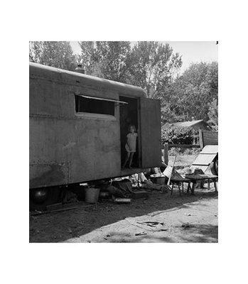 « little fille in house remorque » par dorothea lange, reproduction de photo