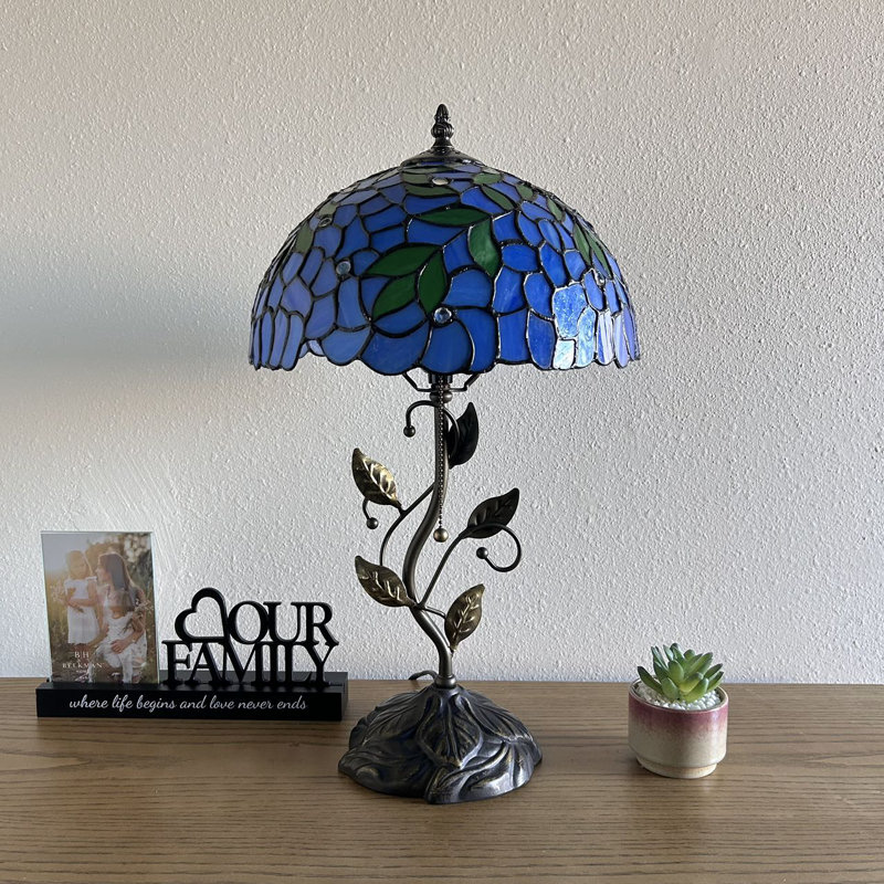 Lampe de table Meryem Tiffany avec vitrail bleu et feuilles vertes incluses Ampoule DEL H 22 po x l 12 po x P 12 po