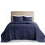 Couvre-lit réversible 3 pièces bleu marine King/King - Microfibre, 100 %, avec un magnifique matelassage à médaillons. Garnissage et détails raffinés.