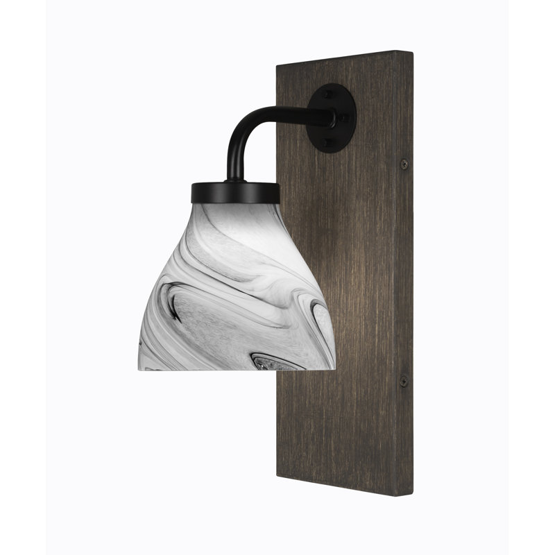 Applique murale Oxbridge montrée en noir mat et finition en métal d'aspect bois patiné peint avec verre tourbillon onyx de 6,25 po