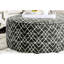 Rond rembourré de style contemporain avec finition noire et bordure en l 39 po x L 39 po x l 18 po, motif géométrique, tissu en bois massif, 1 pièce incluse, assemblage requis; revêtement de 39 po de profondeur