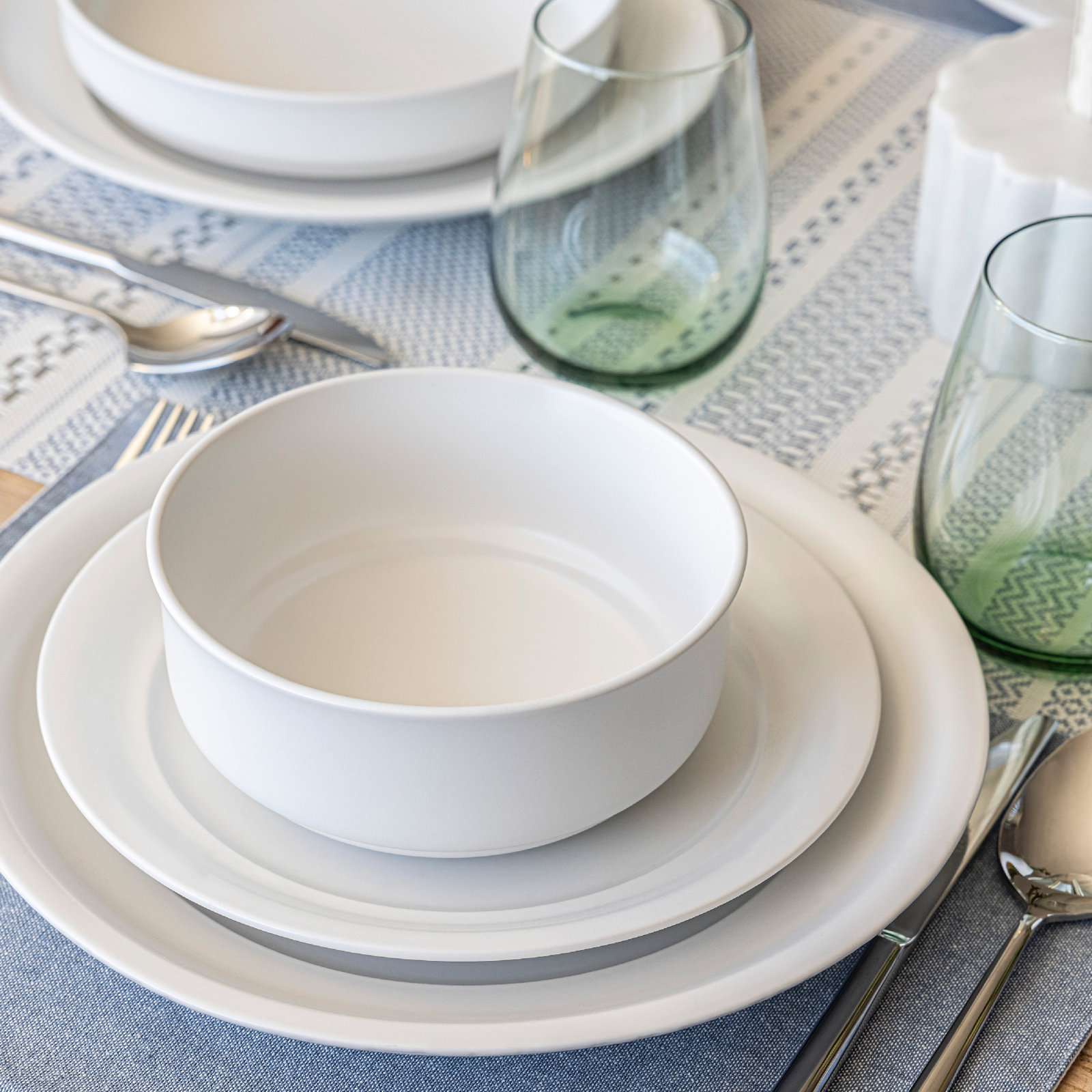 over&back Rimmed 16-Piece Semi Hand-Finished Stoneware Dinnerware Set, Service for 4, White