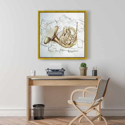 Toile blanche pour chambre musicale | Cor sur feuille de musique décor