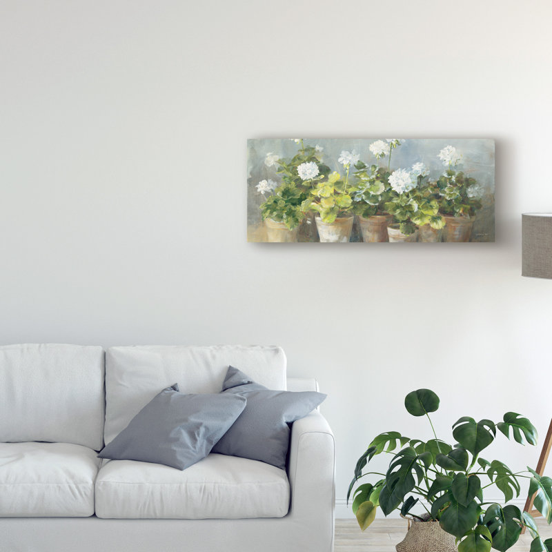 «White Geraniums v2» par Danhui Nai, reproduction sur toile, H 10 po x l 24 po x P 2 po