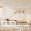 Lit simple avec clôture-1170379965