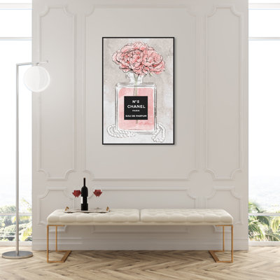 «Fashion and Glam Vase of Fragrance Perfumes», impression sur toile