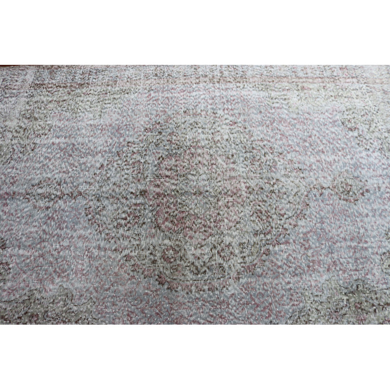 Tapis turc de style rétro au design pastel parfait pour un salon élégant ou un espace de bureau chic