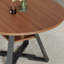 Table de salle à manger élégante en bois massif