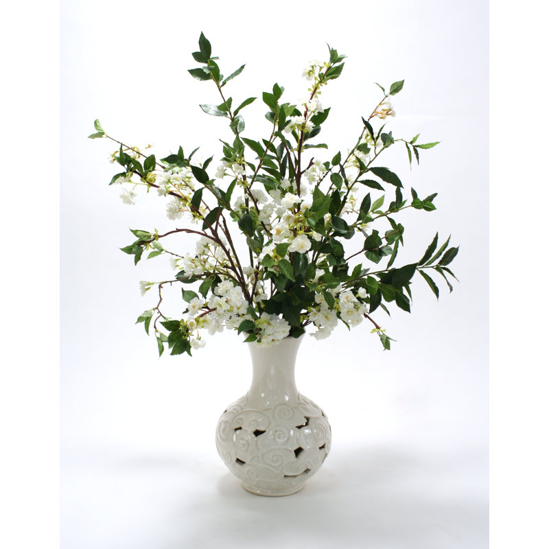 Fleurs blanches en vases en nuage