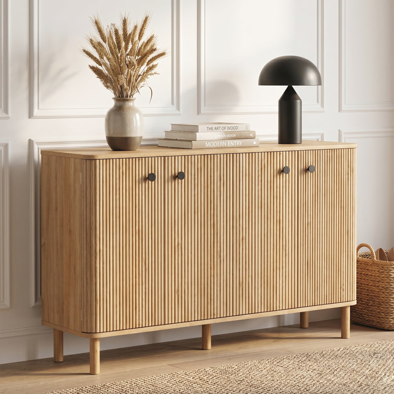 Buffet Seyla 55 po avec pieds en bois massif, 4 tablettes réglables et 4 portes cintrées et cannelées, beige, Chêne