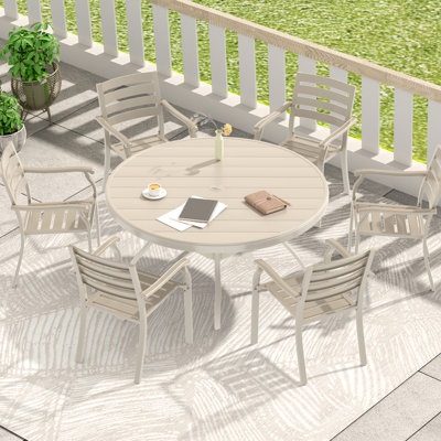 Mobilier de patio de 7 pièces avec 6 chaises empilables en métal et une table ronde de 53,53 po, finition vieillie sur les chaises, sièges faciles à nettoyer, revêtement de rouille, rangement, coloré