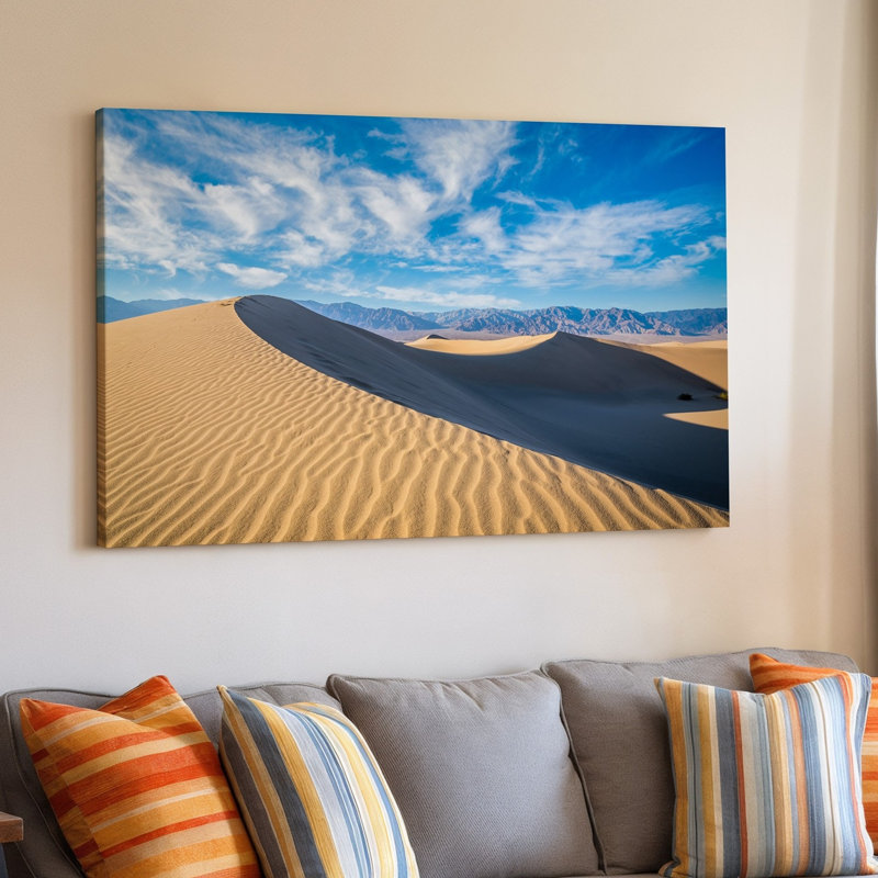 Toile, "Un vaste paysage désertique sous un ciel bleu éclatant", art mural doucement sur des dunes de sable aux motifs complexes