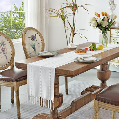 Lot de 3 chemins de table rustiques à pompons tressés, en coton et polyester doux, 13 x 72 et 13 x 90 pouces. Décoration de table bohème pour la cuisine, la salle à manger, les mariages, les fêtes et le décor quotidien de la maison.
