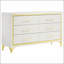La commode de chambre blanche à 6 tiroirs Chesney avec bordure dorée allie un design élégant et un grand espace de rangement pour les chambres raffinées.