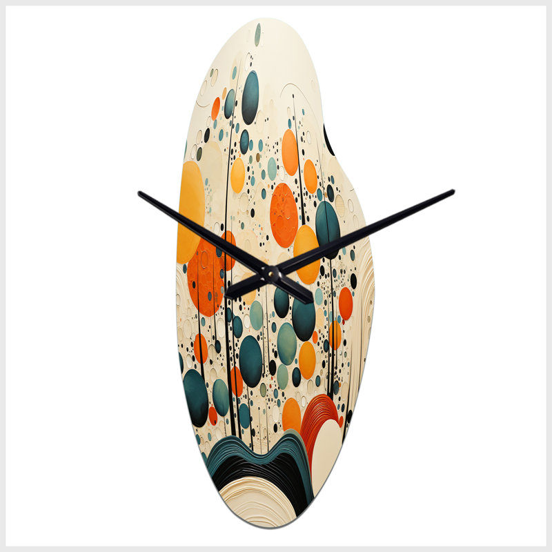 Horloge murale moderne en métal incurvée de style moderne Curtissa, Médium