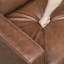 Sofa deux places contemporain en similicuir au chocolat avec rembourrage en mousse et pieds en bois apparents