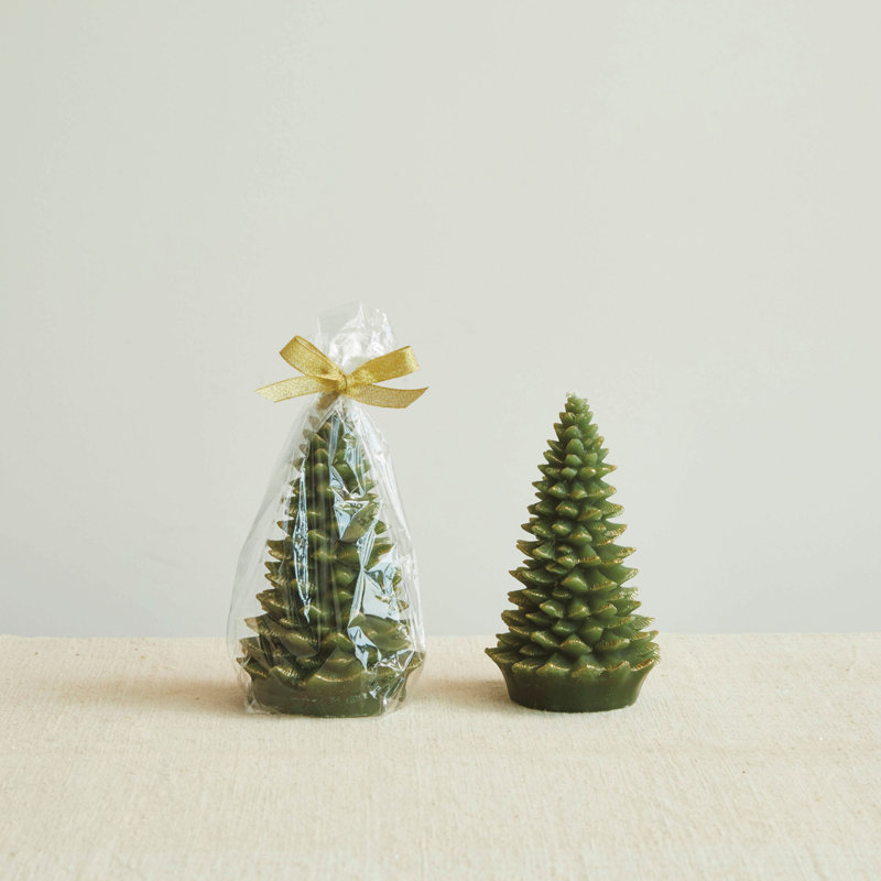 Grande chandelle en forme d'arbre de Noël avec des pointes dorées