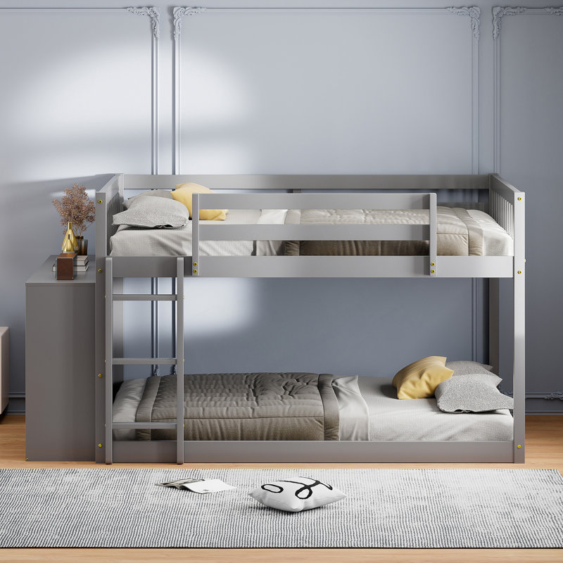 Lit superposé double au-dessus de double avec 4 tiroirs, 3 tablettes et structure en bois de pin massif pour des solutions d'économie d'espace et de rangement