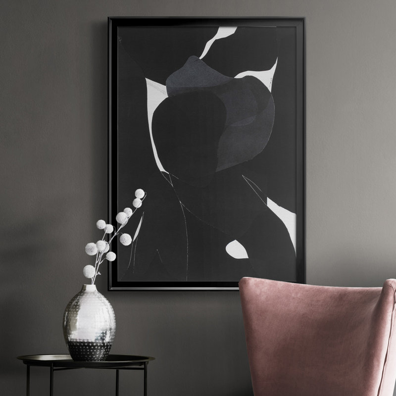 Night Bloom I, toile encadrée de qualité supérieure - prête à être accrochée, H 36,5 po x l 26,5 po, Noir