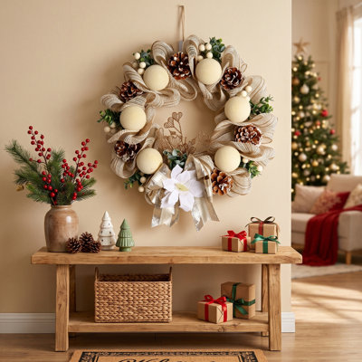 Couronne de Noël crème en jute pré-éclairée, couronne de Noël lumineuse de 15,7 pouces avec boules de velours ivoire, pommes de pin givrées, poinsettia blanc pour la porte d'entrée