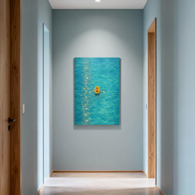Scénario et paysages urbains, bateau jaune sur une surface d'eau turquoise