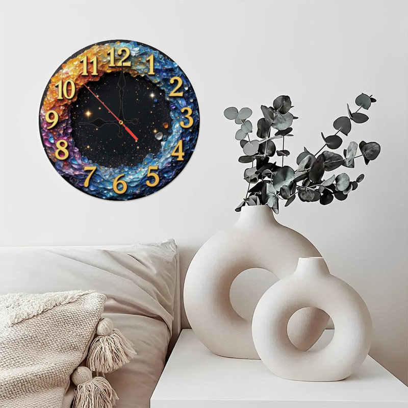 Horloge ornée de chiffres dorés