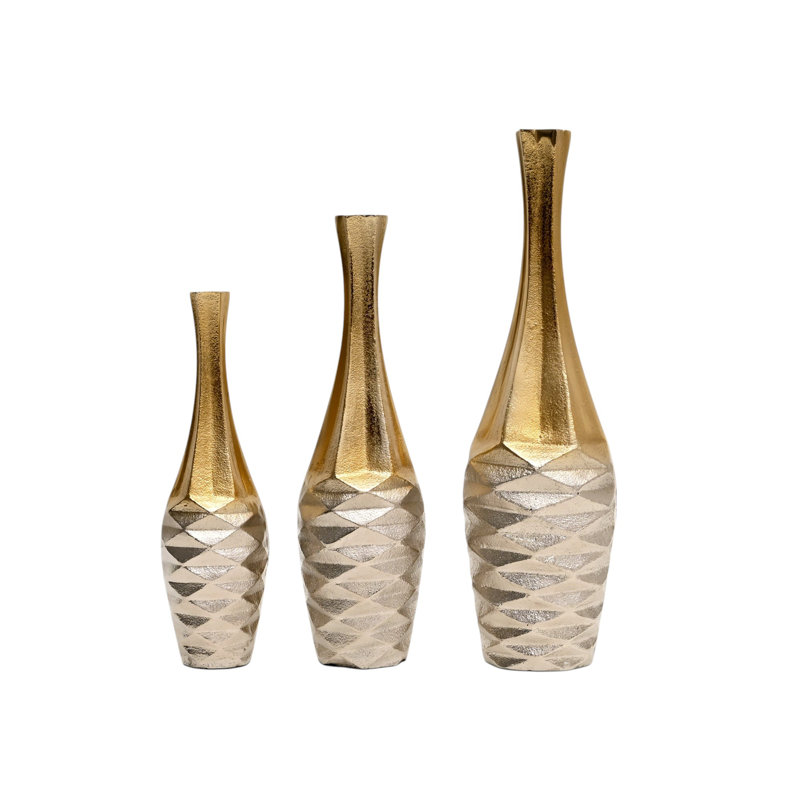 Ensemble de trois vases de table urnes en aluminium doré