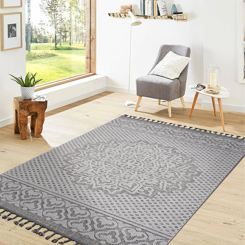 Tapis gris / blanc 6 x 9 po à motif médaillon moyen