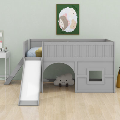 Lit mezzanine bas en bois avec tablettes de rangement et glissade, porte et fenêtre