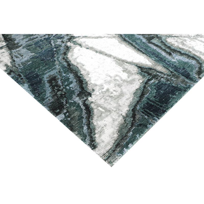 Handwoven Wool Area Rug in Ivory/Green/Light Gray