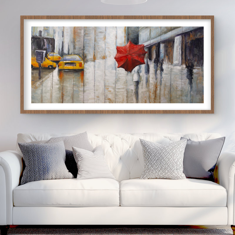Parasol rouge dans la rue | Bureau brun, reproduction encadrée