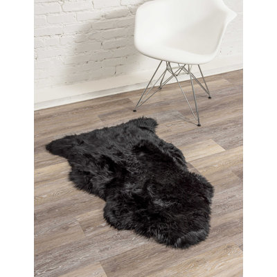 Tapis noir en peau de mouton Ambroise
