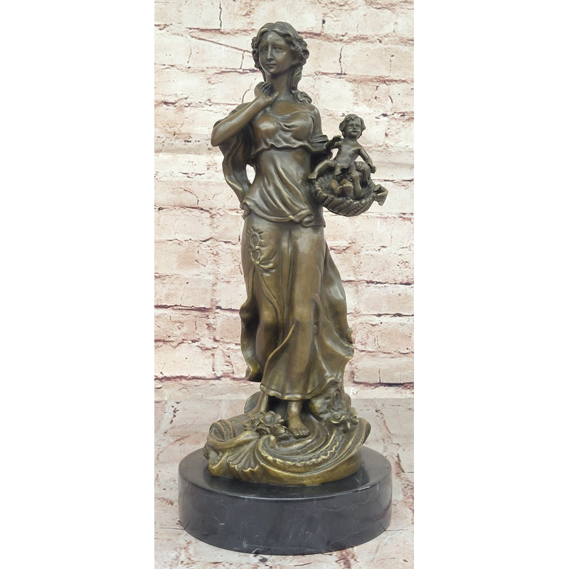 Statue en bronze de mère et enfant dans un panier? Élégante sculpture figurative pour la maison ou le jardin