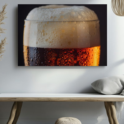 Toile, vue rapprochée d'un verre de bière, art mural Un contraste saisissant entre la mousse crémeuse dense qui crée un art mural