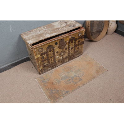Le tapis turc antique offre une touche vibrante à votre entrée avec son style bohème unique