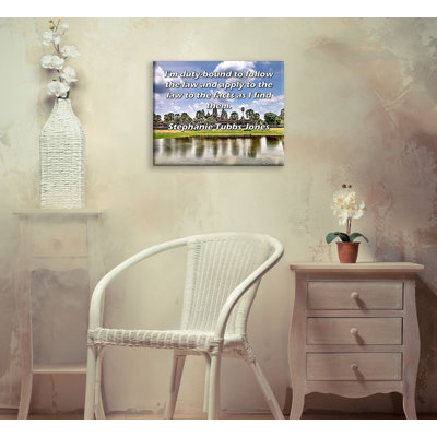 Toile tendue de la galerie ArtsyQuotes par Stephanie Tubbs Jones: «Je suis tenue de suivre la loi et de m'appliquer à la loi aux faits tels que je les trouve.»