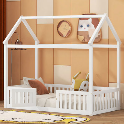 Lit en bois avec clôture et porte