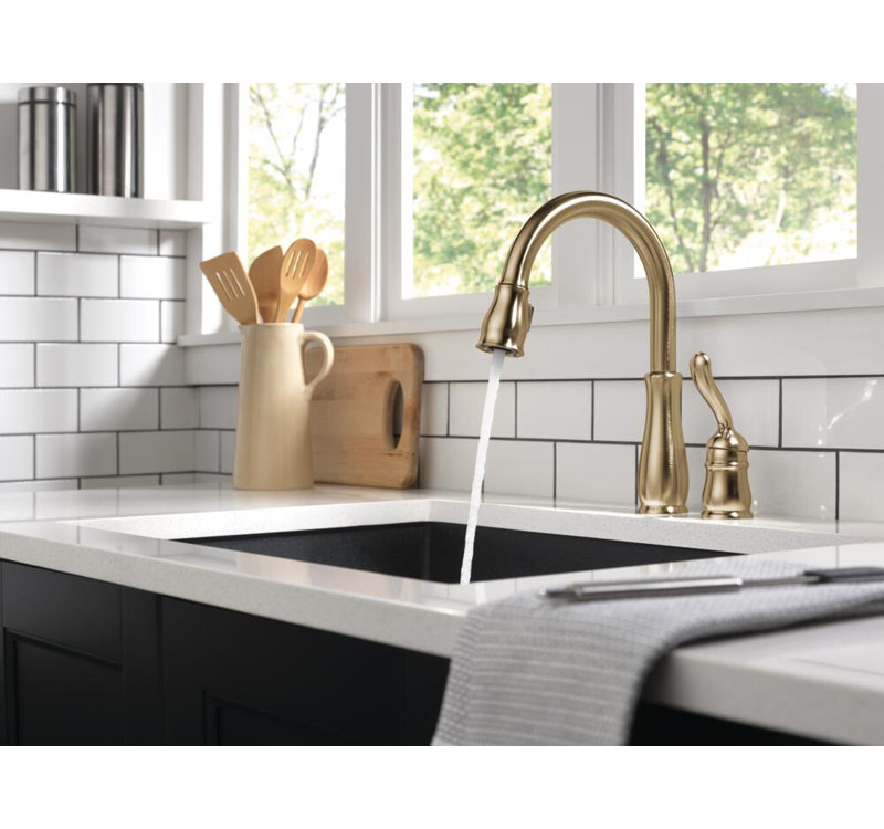 Robinet de cuisine à poignée simple Leland avec station d'accueil MagnaTite® et technologie Diamond Seal, Bronze champagne
